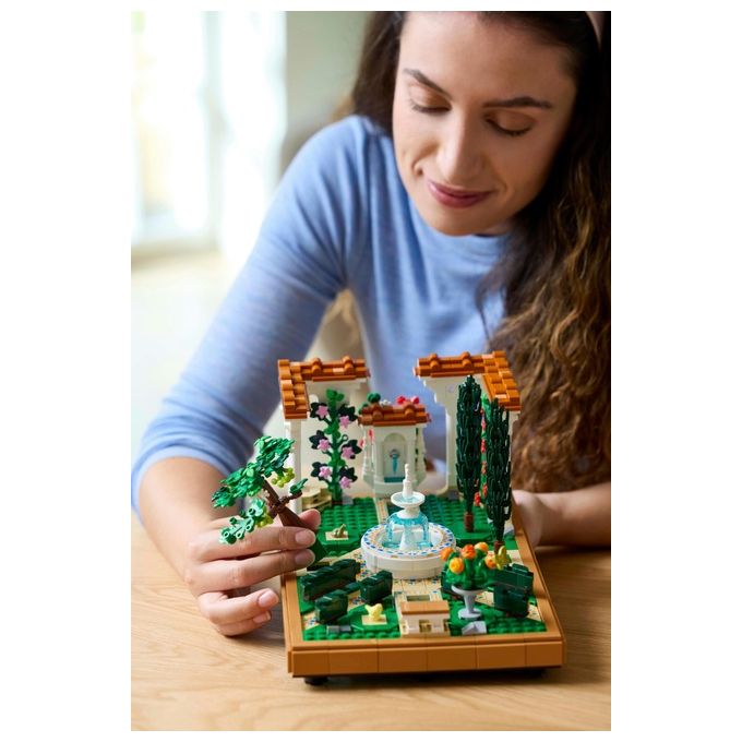 LEGO Icons 10359 - Giardino con Fontana, Set da Costruzione Decorativo 1302 Pezzi, Fontana a 2 Livelli, Pergolati Fioriti, Moduli Personalizzabili, Eta' 18+