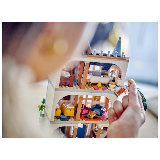 LEGO Friends Bed And Breakfast al Castello Giochi per lo Sviluppo Sociale per Bambine e Bambini da 12 Anni Hotel Giocattolo da Costruire Albergo a 3 Paini con 4 Personaggi Cane e Accessori 42638