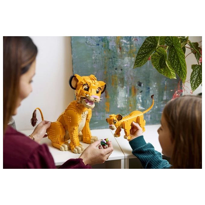 LEGO 43247 Disney Classic Set da Costruzione per Adulti Giovane Simba Re Leone 1445 Pezzi con Testa Mobile per Diverse Pose App LEGO Builder Compatibile colore Multicolore