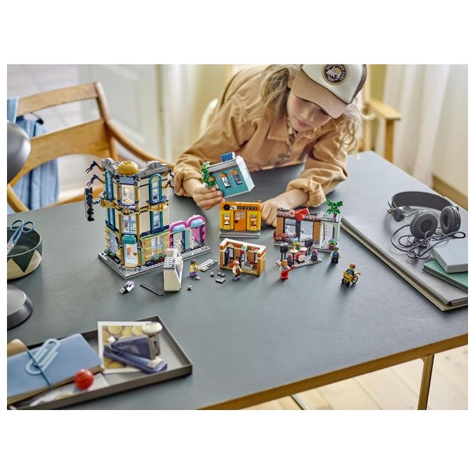 LEGO Creator 3in1 31141 Strada Principale, Grattacielo Art Déco o Strada del Mercato, Kit Modellismo per Costruzioni Creative