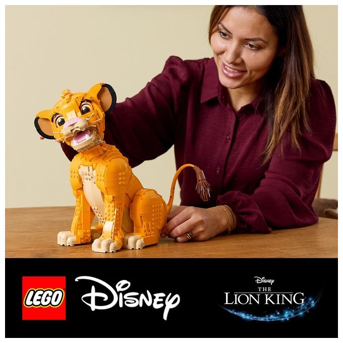 LEGO 43247 Disney Classic Set da Costruzione per Adulti Giovane Simba Re Leone 1445 Pezzi con Testa Mobile per Diverse Pose App LEGO Builder Compatibile colore Multicolore