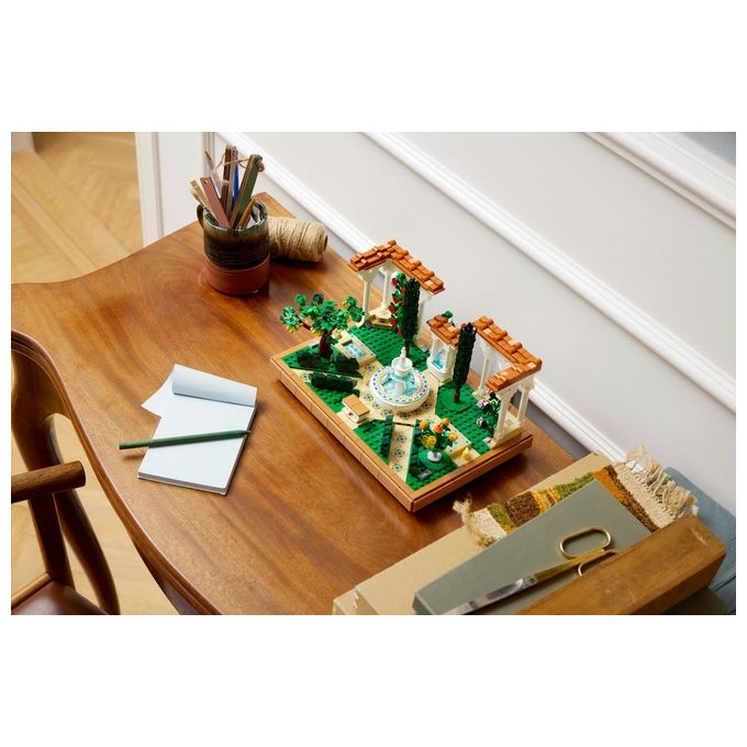 LEGO Icons 10359 - Giardino con Fontana, Set da Costruzione Decorativo 1302 Pezzi, Fontana a 2 Livelli, Pergolati Fioriti, Moduli Personalizzabili, Eta' 18+