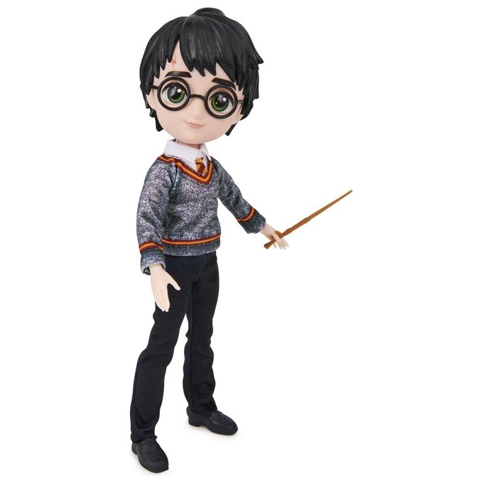 Wizarding World Bambola Articolata Harry Potter 20cm Bacchetta e Divisa di Hogwarts Inclusa