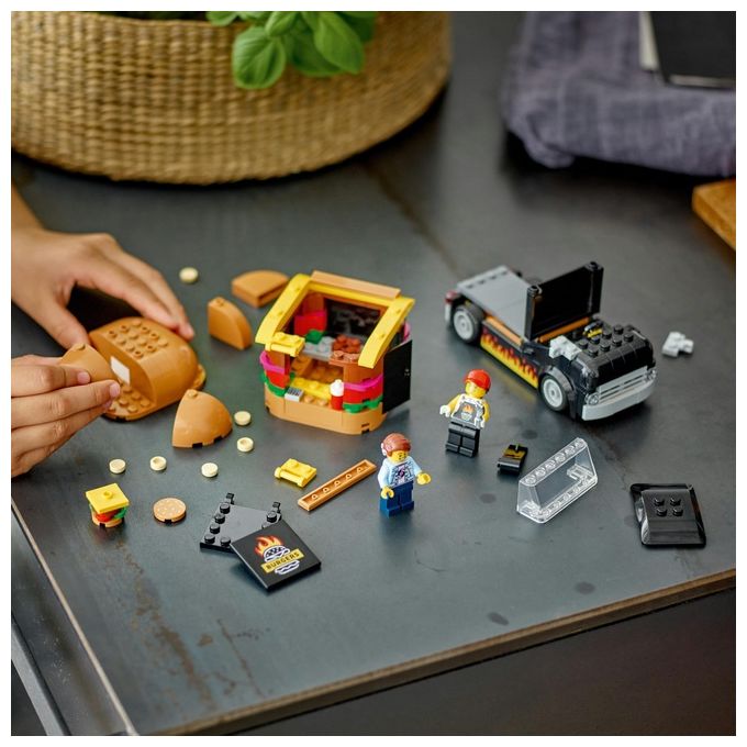 LEGO City 60404 Furgone degli Hamburger Giocattolo, Veicolo per Bambini 5+ Anni, Camion Food Truck con Accessori e 2 Minifigure