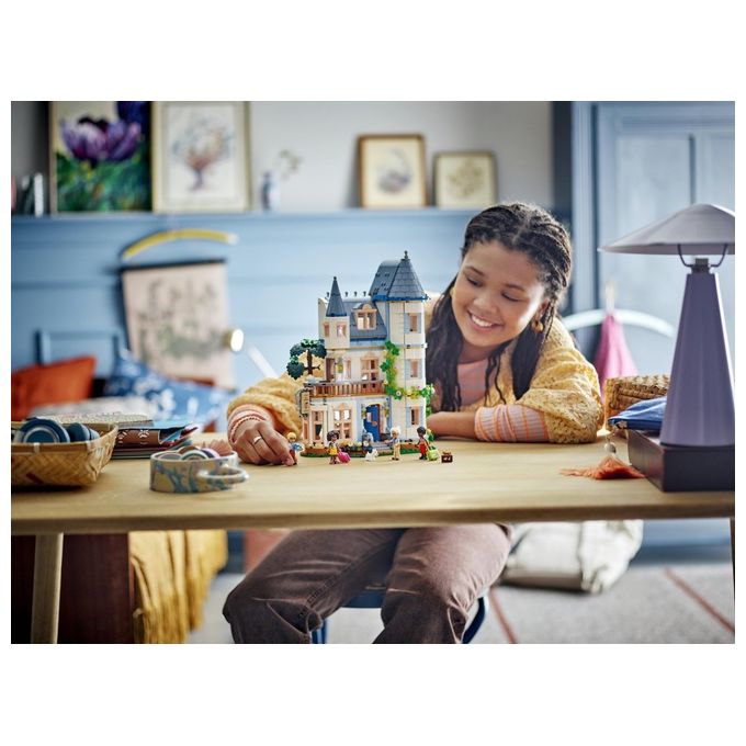 LEGO Friends Bed And Breakfast al Castello Giochi per lo Sviluppo Sociale per Bambine e Bambini da 12 Anni Hotel Giocattolo da Costruire Albergo a 3 Paini con 4 Personaggi Cane e Accessori 42638