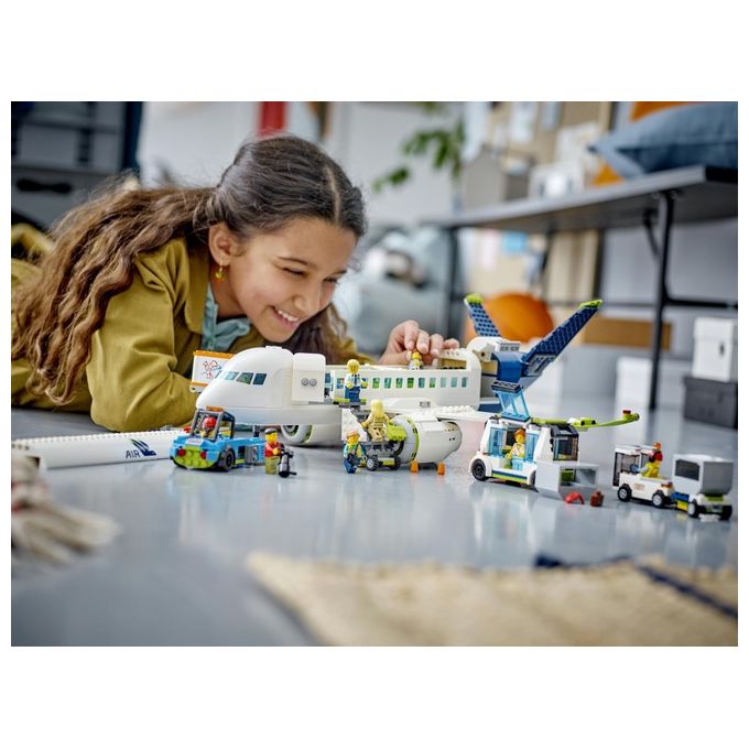 LEGO City 60367 Aereo Passeggeri, Modellino di Aeroplano Giocattolo da Costruire con 9 Minifigure e Veicoli dell'Aeroporto