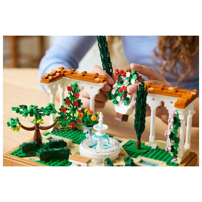 LEGO Icons 10359 - Giardino con Fontana, Set da Costruzione Decorativo 1302 Pezzi, Fontana a 2 Livelli, Pergolati Fioriti, Moduli Personalizzabili, Eta' 18+