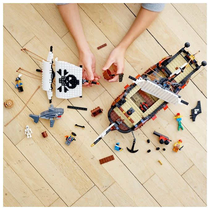 LEGO Creator 31109 Galeone dei Pirati, Set 3 in 1 con Nave Giocattolo, Locanda e Isola del Teschio, Minifigure e Squalo
