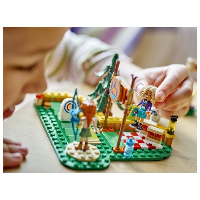 LEGO Friends Tiro con l'Arco al Campo Avventure Giochi Sportivi per Bambine e Bambini da 6 Anni in su con Arco e Frecce Giocattolo 2 Mini Bamboline e un Procione Idee Regalo di Compleanno 42622