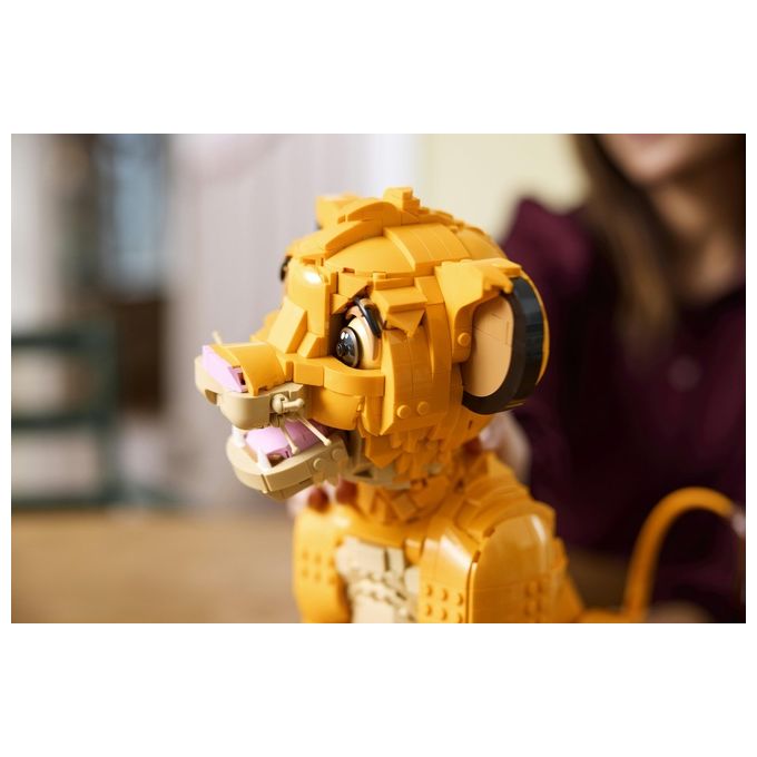 LEGO 43247 Disney Classic Set da Costruzione per Adulti Giovane Simba Re Leone 1445 Pezzi con Testa Mobile per Diverse Pose App LEGO Builder Compatibile colore Multicolore