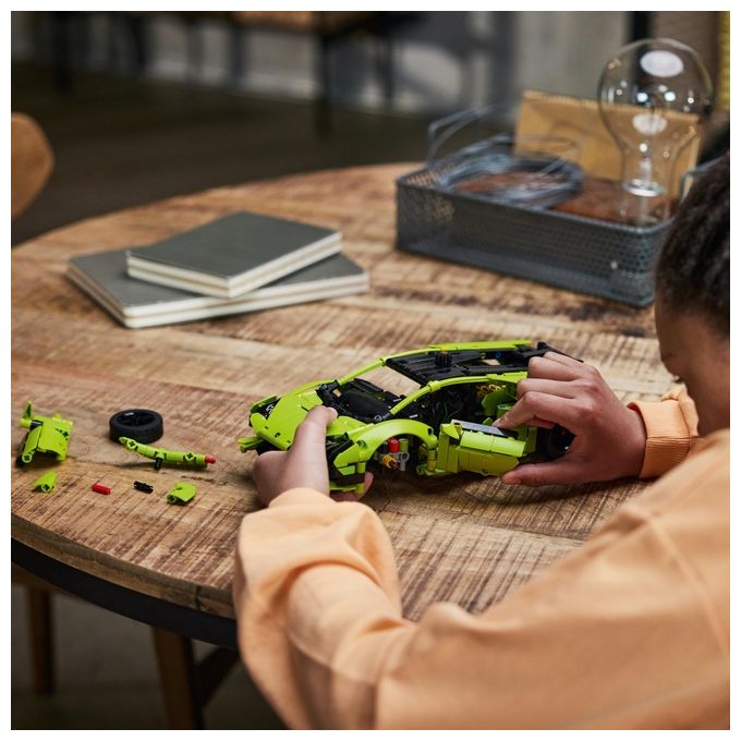 LEGO Technic 42161 Lamborghini Huracán Tecnica, Modellino di Auto da Costruire, Macchina Giocattolo per Bambini