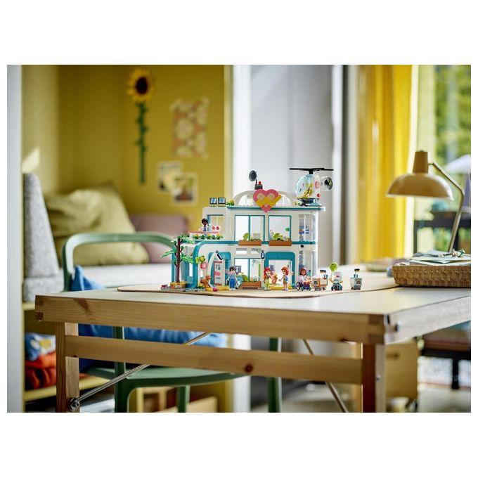 LEGO Friends 42621 Ospedale di Heartlake City, Giochi Educativi per Bambini di 7+ con Elicottero Giocattolo e 5 Mini Bamboline