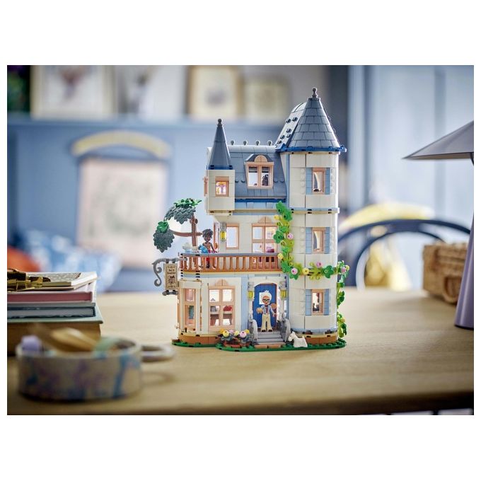 LEGO Friends Bed And Breakfast al Castello Giochi per lo Sviluppo Sociale per Bambine e Bambini da 12 Anni Hotel Giocattolo da Costruire Albergo a 3 Paini con 4 Personaggi Cane e Accessori 42638
