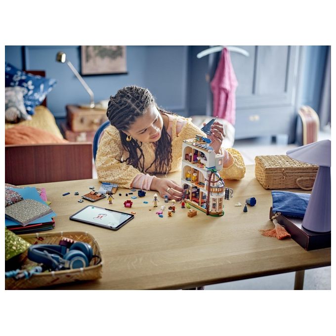 LEGO Friends Bed And Breakfast al Castello Giochi per lo Sviluppo Sociale per Bambine e Bambini da 12 Anni Hotel Giocattolo da Costruire Albergo a 3 Paini con 4 Personaggi Cane e Accessori 42638