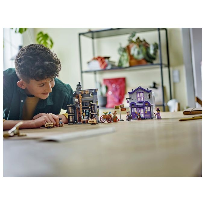 LEGO Harry Potter Olivander e Madama McClan: Abiti per Tutte le Occasioni 2 Modelli di Negozi Giocattolo da Costruire con 6 Minifigure Giochi Creativi per Bambini da 8 Anni da Collezione 76439