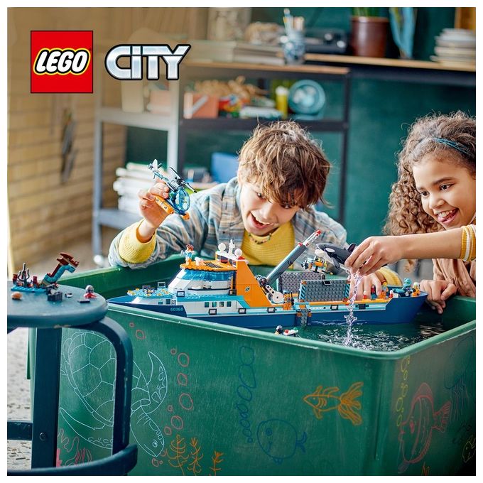 LEGO City 60368 Esploratore Artico, Grande Nave Giocattolo Galleggiante con Elicottero, Gommone, Sottomarino e Relitto Barca