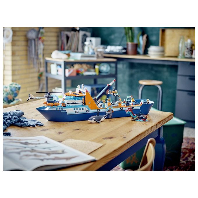 LEGO City 60368 Esploratore Artico, Grande Nave Giocattolo Galleggiante con Elicottero, Gommone, Sottomarino e Relitto Barca