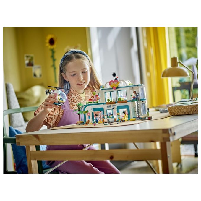 LEGO Friends 42621 Ospedale di Heartlake City, Giochi Educativi per Bambini di 7+ con Elicottero Giocattolo e 5 Mini Bamboline