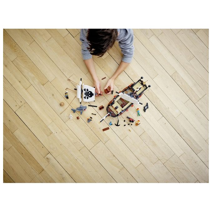 LEGO Creator 31109 Galeone dei Pirati, Set 3 in 1 con Nave Giocattolo, Locanda e Isola del Teschio, Minifigure e Squalo