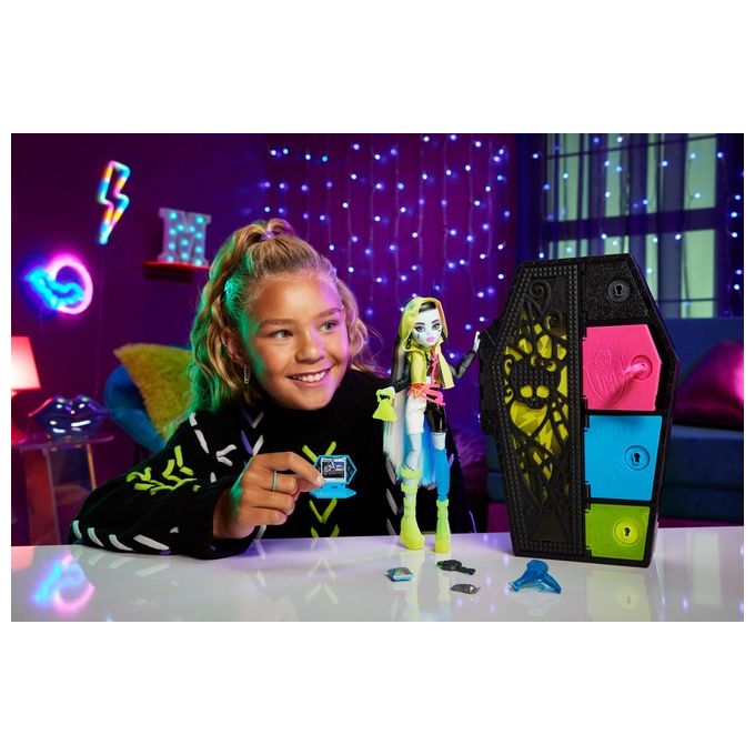 Mattel Bambola Monster High Clawdeen Frankie Stein Segreti da Brivido Neon Frights