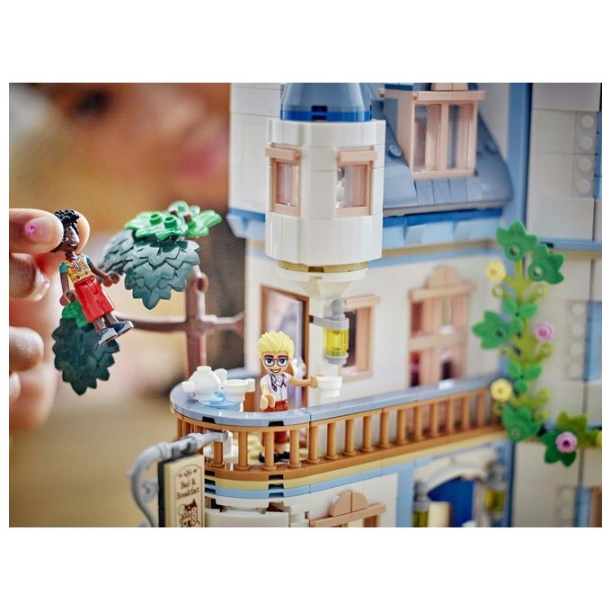 LEGO Friends Bed And Breakfast al Castello Giochi per lo Sviluppo Sociale per Bambine e Bambini da 12 Anni Hotel Giocattolo da Costruire Albergo a 3 Paini con 4 Personaggi Cane e Accessori 42638