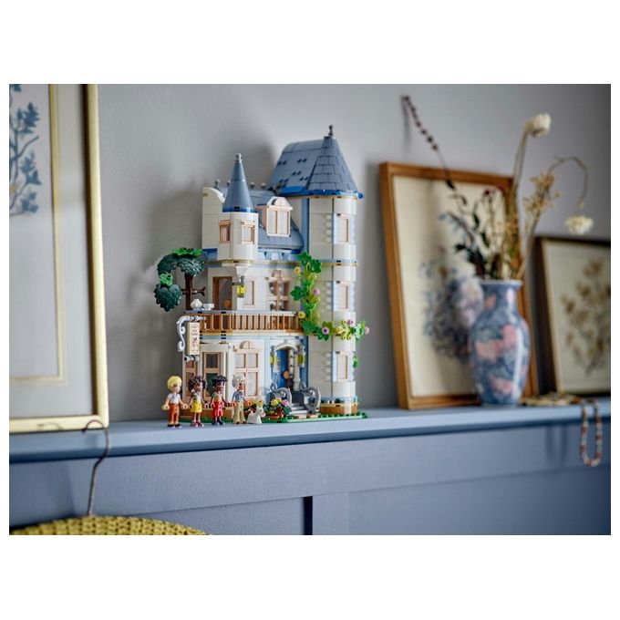 LEGO Friends Bed And Breakfast al Castello Giochi per lo Sviluppo Sociale per Bambine e Bambini da 12 Anni Hotel Giocattolo da Costruire Albergo a 3 Paini con 4 Personaggi Cane e Accessori 42638