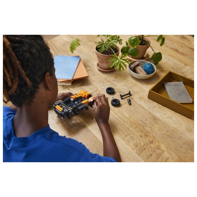 LEGO Technic 42166 NEOM McLaren Extreme E Race Car, Macchina Giocattolo con Funzione Pull-Back, Giochi per Bambini di 7+ Anni