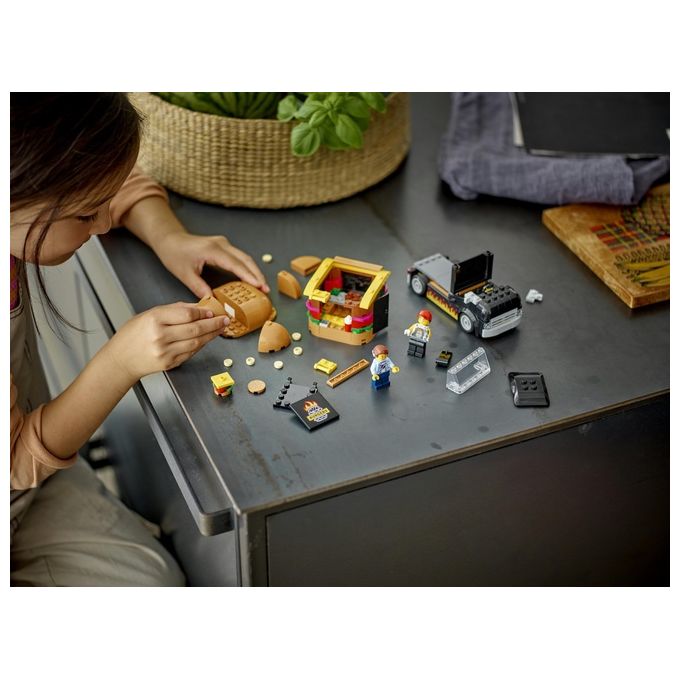LEGO City 60404 Furgone degli Hamburger Giocattolo, Veicolo per Bambini 5+ Anni, Camion Food Truck con Accessori e 2 Minifigure