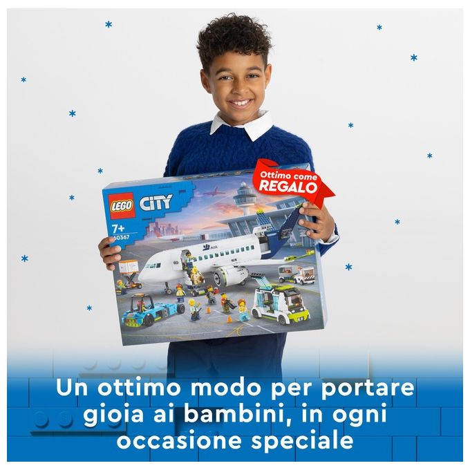 LEGO City 60367 Aereo Passeggeri, Modellino di Aeroplano Giocattolo da Costruire con 9 Minifigure e Veicoli dell'Aeroporto