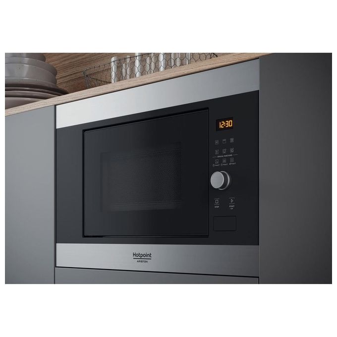 Hotpoint MF20G IX HA Microonde con Grill Capacita' 20 Litri Potenza 800W Apertura con pulsante a bandiera Auto Cook Scongelamento Nero-Acciaio Inox