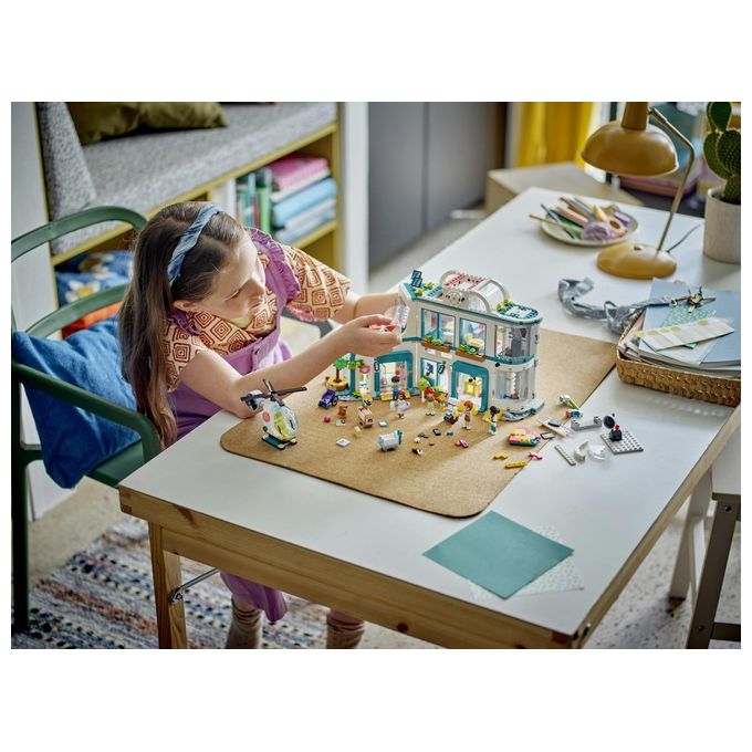 LEGO Friends 42621 Ospedale di Heartlake City, Giochi Educativi per Bambini di 7+ con Elicottero Giocattolo e 5 Mini Bamboline