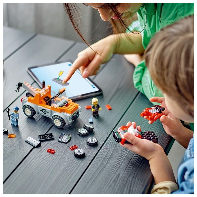 LEGO City Autogru' e Officina Auto Sportive Giocattolo Giochi Creativi da Meccanico per Bambini e Bambine da 4 Anni con Camion Carro Attrezzi e Macchina da Costruire Idea Regalo da Collezione 60435