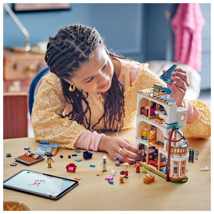 LEGO Friends Bed And Breakfast al Castello Giochi per lo Sviluppo Sociale per Bambine e Bambini da 12 Anni Hotel Giocattolo da Costruire Albergo a 3 Paini con 4 Personaggi Cane e Accessori 42638