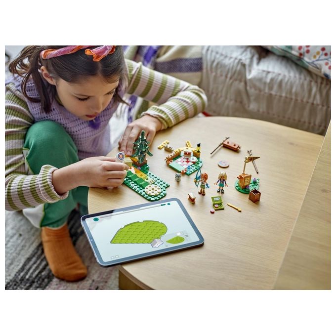 LEGO Friends Tiro con l'Arco al Campo Avventure Giochi Sportivi per Bambine e Bambini da 6 Anni in su con Arco e Frecce Giocattolo 2 Mini Bamboline e un Procione Idee Regalo di Compleanno 42622