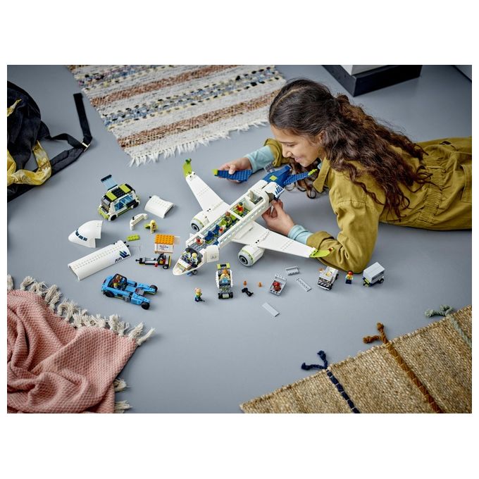 LEGO City 60367 Aereo Passeggeri, Modellino di Aeroplano Giocattolo da Costruire con 9 Minifigure e Veicoli dell'Aeroporto