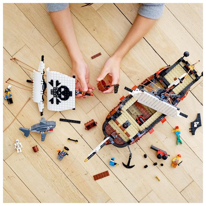LEGO Creator 31109 Galeone dei Pirati, Set 3 in 1 con Nave Giocattolo, Locanda e Isola del Teschio, Minifigure e Squalo