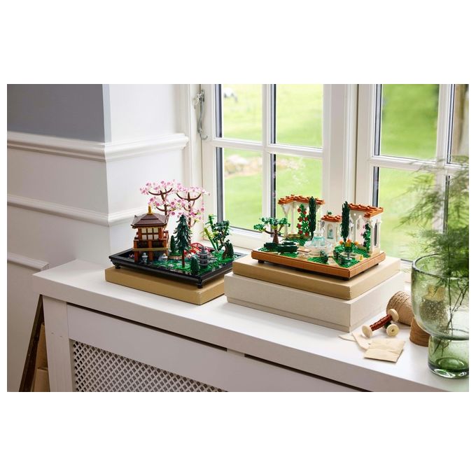 LEGO Icons 10359 - Giardino con Fontana, Set da Costruzione Decorativo 1302 Pezzi, Fontana a 2 Livelli, Pergolati Fioriti, Moduli Personalizzabili, Eta' 18+