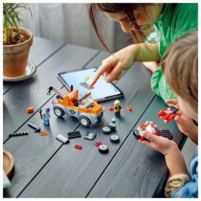 LEGO City Autogru' e Officina Auto Sportive Giocattolo Giochi Creativi da Meccanico per Bambini e Bambine da 4 Anni con Camion Carro Attrezzi e Macchina da Costruire Idea Regalo da Collezione 60435