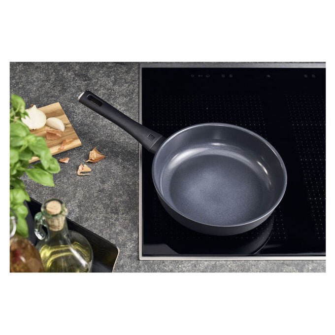 Zwilling 1030791 Madura Plus Padella per saute' 24 cm Rivestimento in Ceramica Rinforzata al Titanio colore Nero