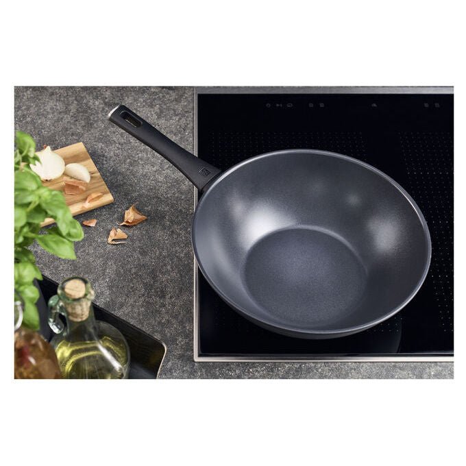 Zwilling 4009839685101 Madura Plus Wok Alluminio Rivestimento Antiaderente CERAFORCE TITANIUM Senza PFAS Adatto a Tutti i Piani Cottura incluso Induzione Fino a 150 °C colore Nero