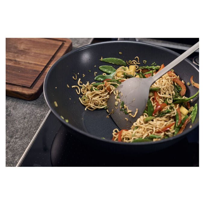 Zwilling 4009839685101 Madura Plus Wok Alluminio Rivestimento Antiaderente CERAFORCE TITANIUM Senza PFAS Adatto a Tutti i Piani Cottura incluso Induzione Fino a 150 °C colore Nero
