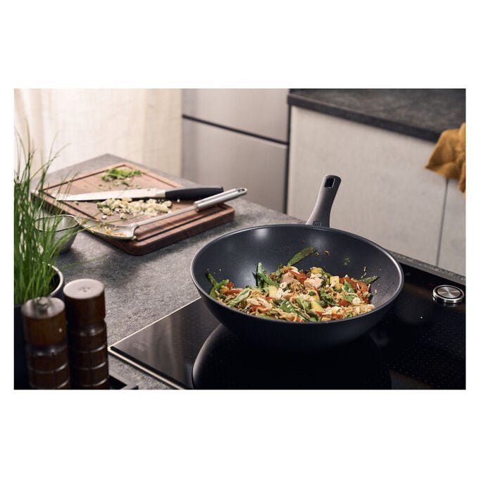 Zwilling 4009839685101 Madura Plus Wok Alluminio Rivestimento Antiaderente CERAFORCE TITANIUM Senza PFAS Adatto a Tutti i Piani Cottura incluso Induzione Fino a 150 °C colore Nero