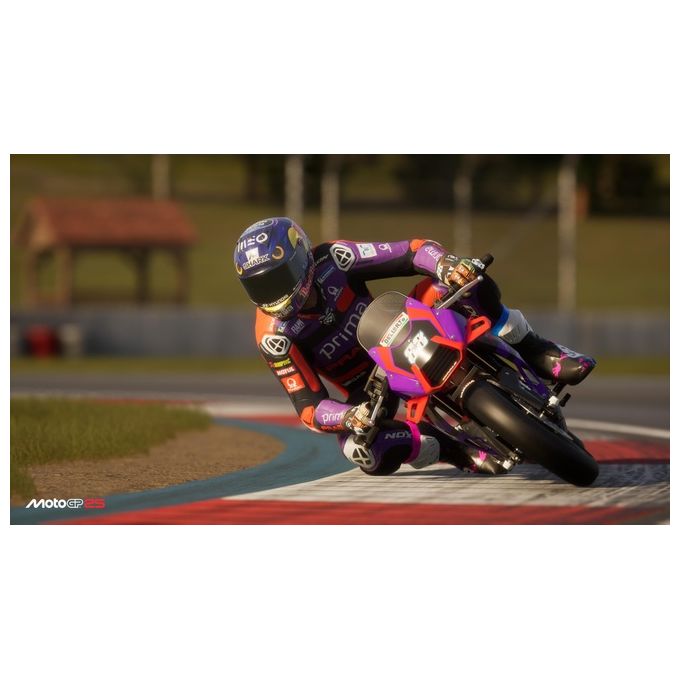 Milestone MotoGP 25 Day One Edition Videogioco PS4 con DLC Off Road Helmets Pack e Iconic Liveries Pack