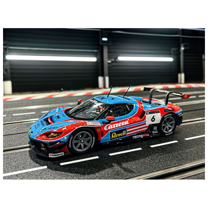 Carrera 32043 Ferrari 296 GT3 Carrera No.20 24H Dubai Auto per piste elettriche digitale Scala 1:32 con luci funzionanti motore 18.000 rpm colore Rosso