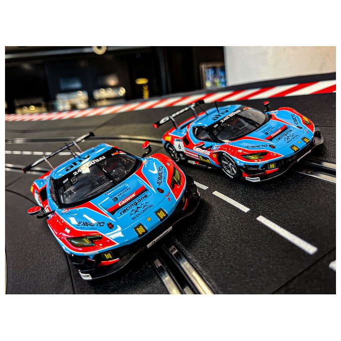 Carrera 32043 Ferrari 296 GT3 Carrera No.20 24H Dubai Auto per piste elettriche digitale Scala 1:32 con luci funzionanti motore 18.000 rpm colore Rosso