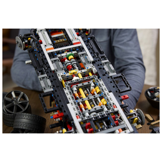 Lego 42232 Technic Kit di Modellismo per Adulti con 4104 Pezzi Motore V8 Pistoni Cambio 9 Rapporti Sospensioni Triplex Modalita' Ghost colore Multicolore