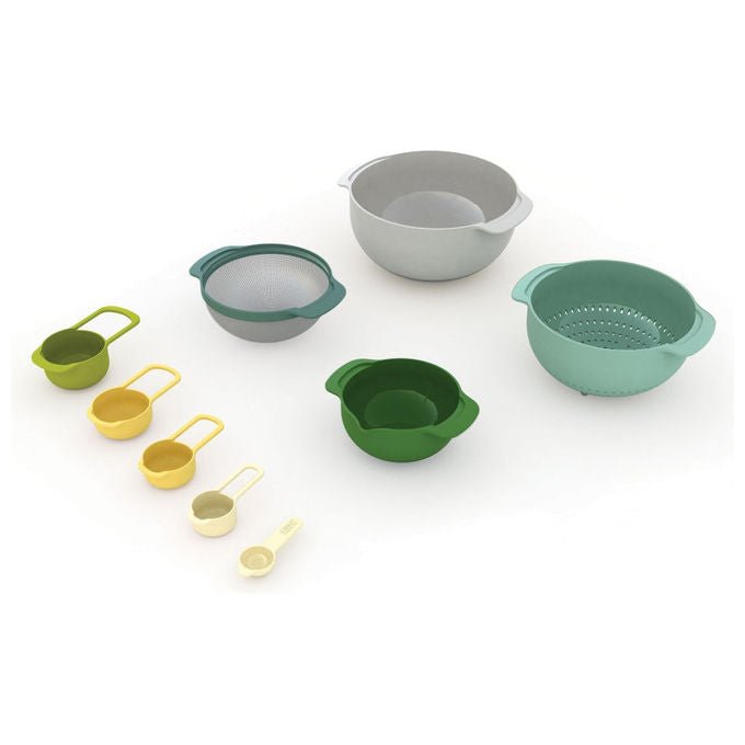 Joseph Joseph 40076 Nest 9 Plus Set di Ciotole con Scolapasta e Setaccio 4.5 L 2 Ciotole di Miscelazione 1 Scolapasta 1 Setaccio 5 Misurini colore Multi