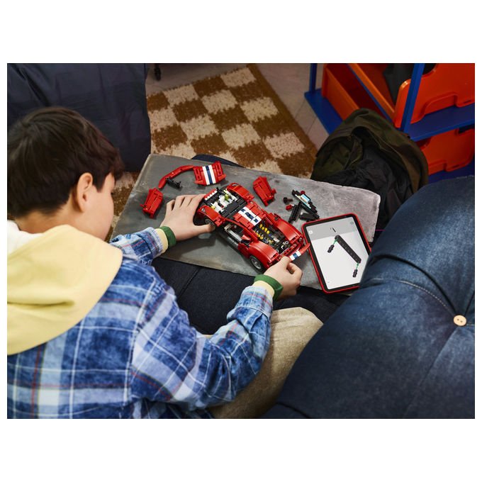 Lego 42235 LEGO Technic Set da costruzione per bambini 882 pezzi con motore V8 pistoni mobili sterzo funzionante portiere e cofano apribili codice digitale Forza Horizon 6 colore Rosso
