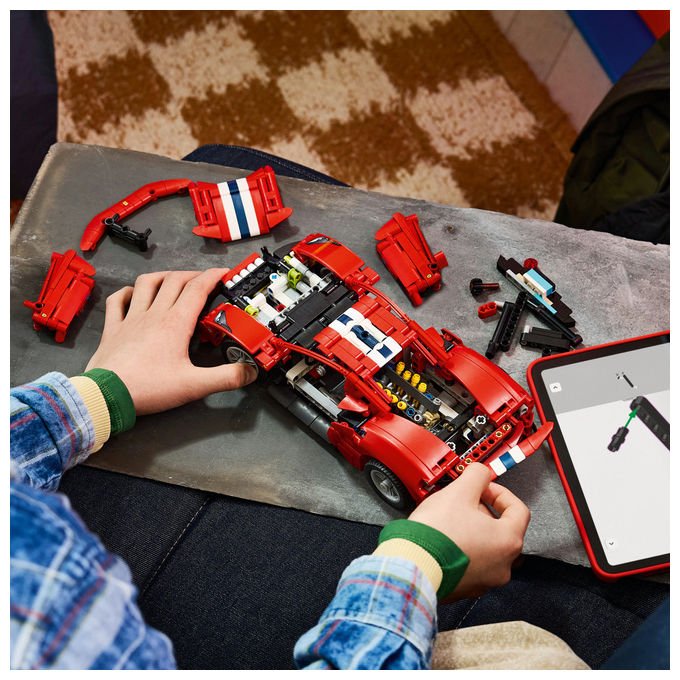 Lego 42235 LEGO Technic Set da costruzione per bambini 882 pezzi con motore V8 pistoni mobili sterzo funzionante portiere e cofano apribili codice digitale Forza Horizon 6 colore Rosso
