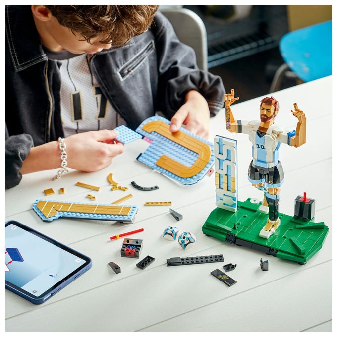 Lego 43015 Editions Lionel Messi Leggenda del Calcio Action Figure da Collezione 958 pezzi 12+